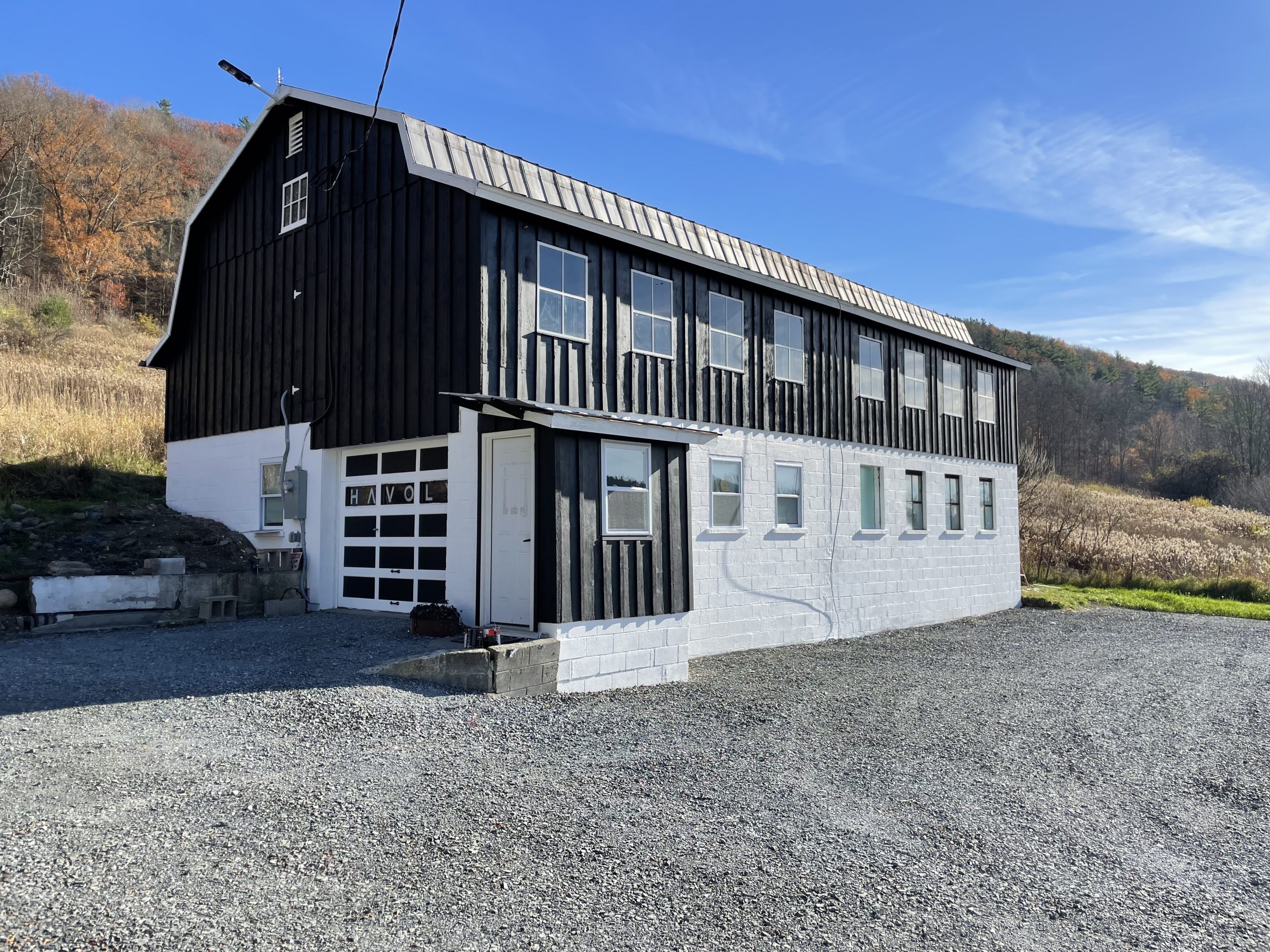 Havoly's shop, it's a black and white barn